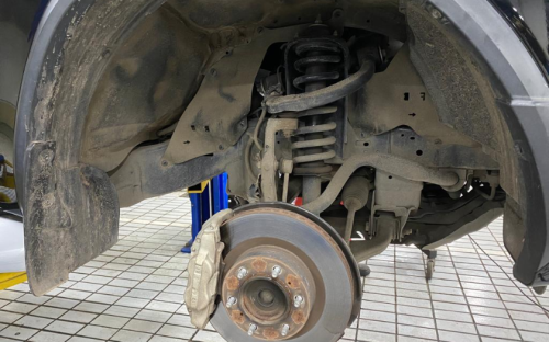 Harus Ganti Baru, Ini Tanda-tanda Sokbreker Mobil Mulai Rusak