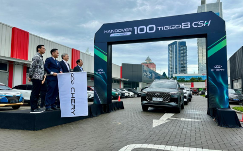 Yin Tongyue Chairman Chery Automobile Serahkan Langsung 100 Unit Tiggo 8 CSH ke Konsumen Indonesia, Ada Apa?