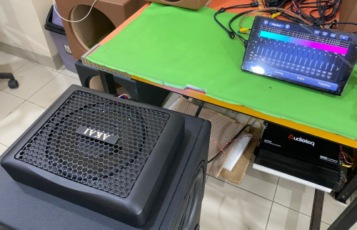Bass Menggelegar di Bawah Jok Mobil, AKAI Suguhkan Subwoofer Harga Sejutaan