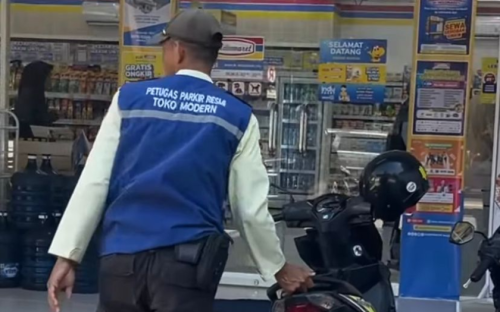 Eri Cahyadi, Walikota Surabaya Tegaskan Parkir Minimarket Harus Gratis, Izin Usaha Terancam Dicabut!