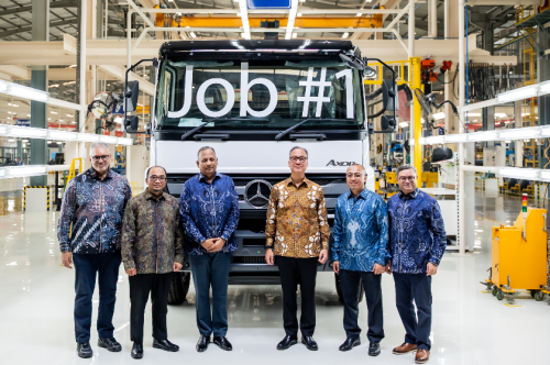 Daimler, Investasi Rp 500 Miliar, Pabrik Truk Daimler di Cikarang Resmi Dibuka