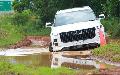Jaecoo, Perbedaan Jaecoo J7 SHS dan J7 AWD, Pilih Efisiensi Bahan Bakar atau Jago Off-road?