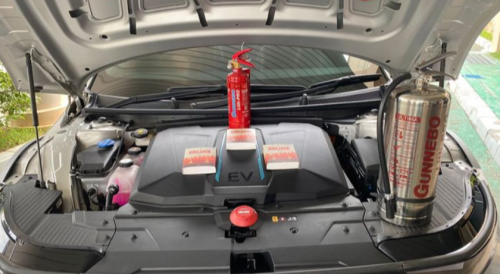 Biar Aman, Pemilik Mobil Listrik Wajib Punya APAR Khusus Ini