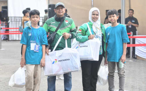 Putra-Puteri Pengemudi Ojek Full Senyum, Pertamina Beri Perlengkapan Sekolah Lengkap, Produk Lokal Jadi Pilihan Utama