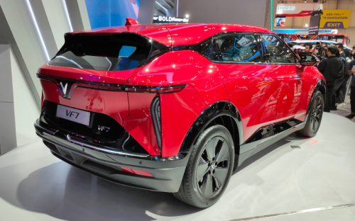 Beli Mobil Listrik VinFast VF7 Diganjar Harga Early Bird, Potongan Puluhan Juta di GIIAS 2025