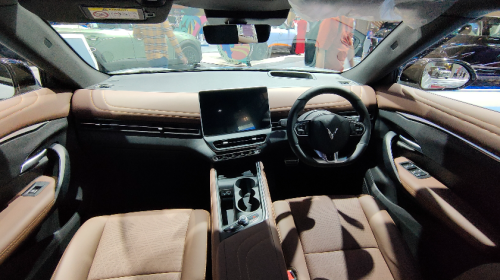 Beli Mobil Listrik VinFast VF7 Diganjar Harga Early Bird, Potongan Puluhan Juta di GIIAS 2025