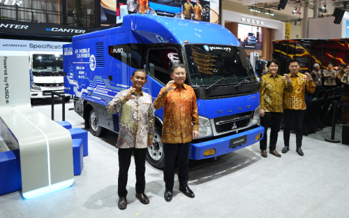 Rayakan 55 Tahun Mitsubishi Fuso Bawa Truk Listrik Mobile Charging dan Tractor Head Baru di GIIAS 2025