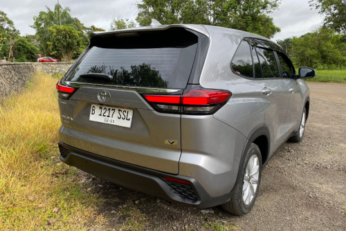 Komparasi Mitsubishi Destinator vs Toyota Kijang Innova Zenix Gasoline, Mana Lebih Powerful?