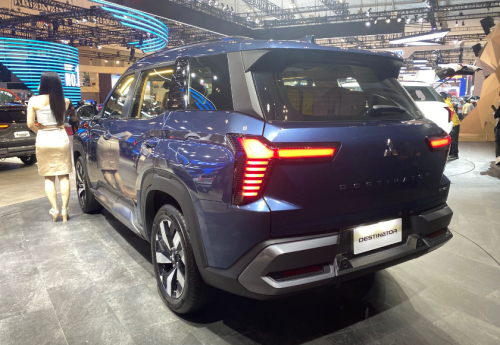 Komparasi Mitsubishi Destinator vs Toyota Kijang Innova Zenix Gasoline, Mana Lebih Powerful?