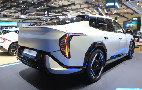 Kia, Kia EV4 Tampil Perdana di Indonesia, Punya Jarak Tempuh 600 Km, 0-100 Km/jam Hanya 7,4 Detik