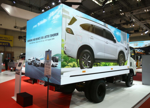 Isuzu, Isuzu Elf, Isuzu ELF NMR di GIIAS 2025, Truk Jadi Media Interaktif Bukan Cuma Angkut Barang