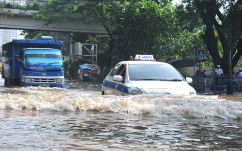 Waspada Cuaca Ekstrem 3 Hari ke Depan, Lakukan Tips Ini Ketika Ketemu Genangan Air
