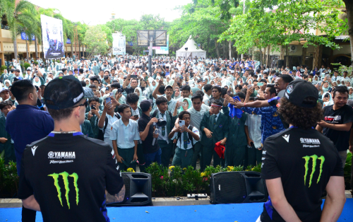 Pecah, Fabio Quartararo dan Alex Rins Kunjungi SMA Negeri 2 Mataram NTB