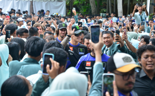 Pecah, Fabio Quartararo dan Alex Rins Kunjungi SMA Negeri 2 Mataram NTB