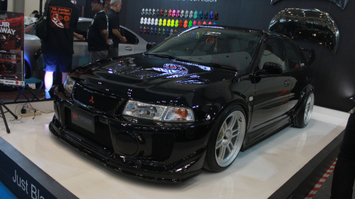 Berkat Cat Lokal Spider, Mitsubishi Lancer  Bersanding Keren dengan Lamborghini Aventador