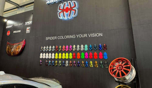 Berkat Cat Lokal Spider, Mitsubishi Lancer  Bersanding Keren dengan Lamborghini Aventador