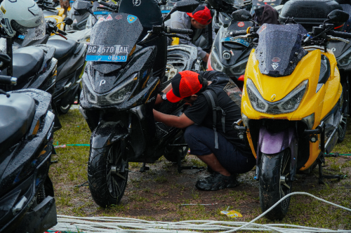 Heboh, 300 Motor Listrik Polytron FOX Isi Daya Baterai Bareng, Rekor MURI Pecah!