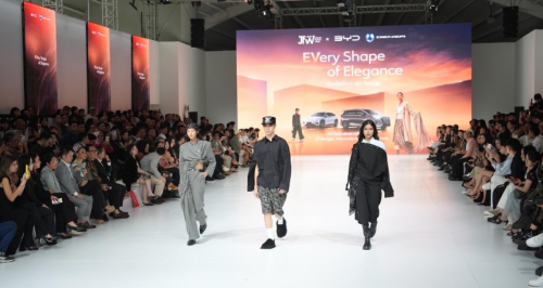 Dukung Pelaku Industri Kreatif, Denza D9 dan BYD Sealion 7 Hadir di Jakarta Fashion Week 2026