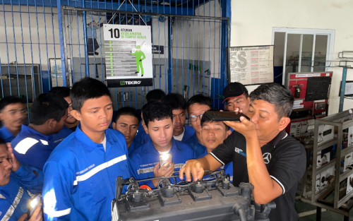 Mercedes-Benz, Mesin Bus Mercedes-Benz OF 917 Jadi Bahan Belajar Siswa SMK Angkasa 1 Jakarta