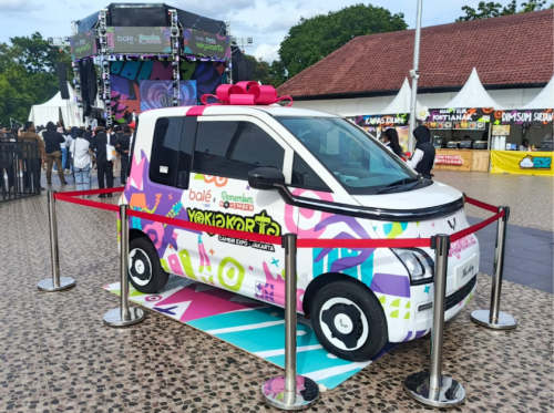 Wuling, Senyum Lebar, Julia Nurmayanti Nonton Musik Yokjakarta Bawa Pulang Wuling New Air ev Lite