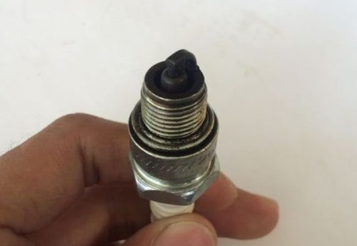 Mesin Motor Brebet, Terdakwa Utama Pasti Busi? Begini Penjelasan Teknisnya