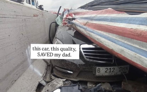 Mercedes-Benz, Bikin Merinding, Mercedes-Benz E250 Ringsek Tertimpa Besi 35 Ton, Pengemudi  Selamat Tanpa Luka