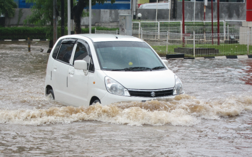 Tips Aman Melewati Genangan Banjir Agar Mobil Tidak Bermasalah