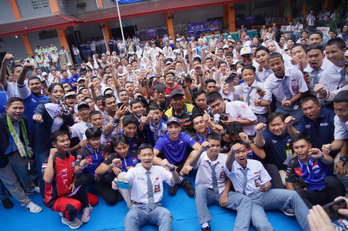 Bikin Heboh! Toprak Razgatlioglu 'Nongkrong' Bareng Siswa SMK Negeri 39