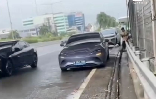 Ngeri! Begini Nasib Ban Mobil Pecah Korban Lubang Jalan Tol