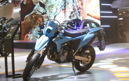 Suzuki , Ada V-Strom 250 SX, Tapi Suzuki DR-Z 4SM yang Bikin Pengunjung IIMS 2026 Gagal Fokus