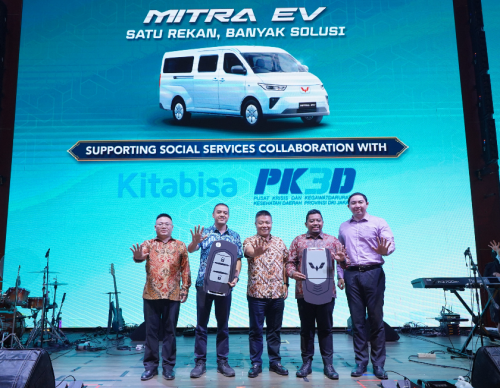 Wuling, Wuling Donasikan 2 Unit Mitra EV Minibus untuk Operasional Sosial