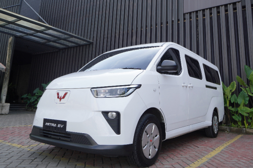Wuling Donasikan 2 Unit Mitra EV Minibus untuk Operasional Sosial