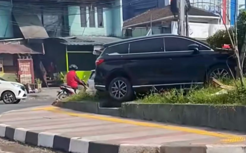 BYD, Brakk, BYD M6 Nyangsang Lagi, Kali Ini Tabrak Tugu Panorama Lembang Jawa Barat