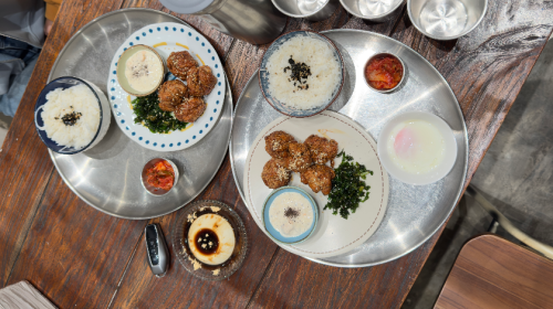 DriVacation 2026 : Review Jujur, Kulineran di Tangsel Sambil Nunggu Baterai Full di SPKLU Terbesar