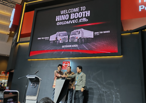 Hino Luncurkan Bus 4x4 di GIICOMVEC 2026, Dukung Operasional Perkebunan dan Pertambangan