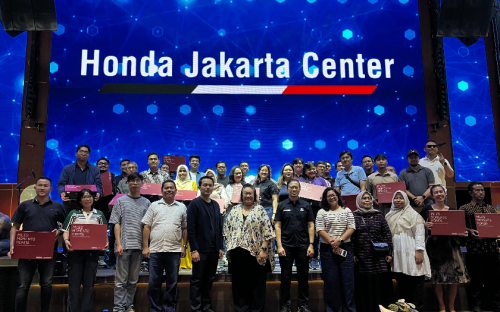 Honda, Honda Brio, Banjir Senyum, Honda Serahkan Hadiah Honda Brio kepada Pelanggan Setianya