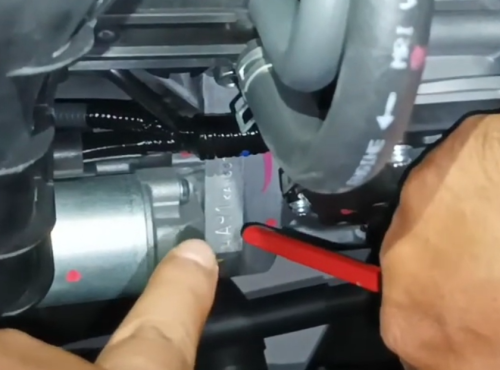 Viral di Mall Bekasi, Kepergok Lepas Baut di Kolong Mobil Parkir, Modus Apalagi?