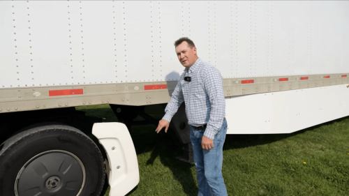 Listen to a Passionate Trucker Explain How He Gets 10 MPG From His Freightliner