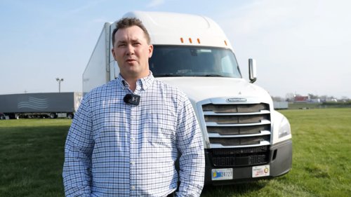 Listen to a Passionate Trucker Explain How He Gets 10 MPG From His Freightliner