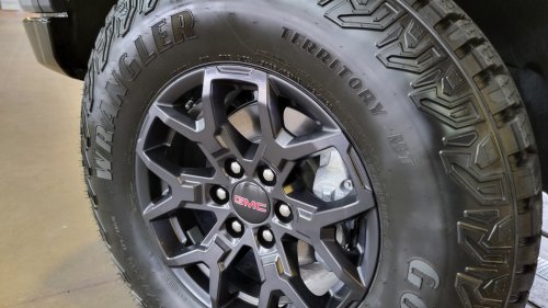 2027 GMC Sierra Denali Ultimate vs AT4X: GM’s Highest-Level Luxury Trucks Got Even Nicer