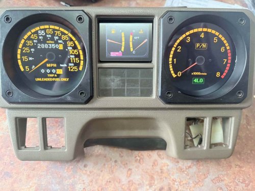 This Is How You Do It: Retrofitting an Old 4×4 With OEM+ Digital Gauges