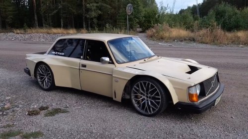 This 1975 Volvo 240 Is a Mid-Engine, Twin-Turbo Lambo V8 Underneath. And It’s Still AWD