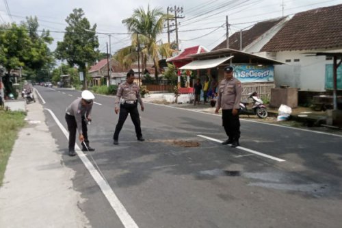 Cara Aman Menghindar dari Truk Besar Saat Berkendara