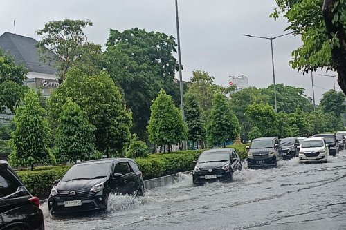 Cuaca Tak Menentu di Libur Nataru, Ini Tips Berkendara Aman Saat Hujan