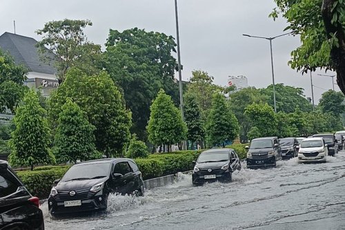 Cuaca Tak Menentu di Libur Nataru, Ini Tips Berkendara Aman Saat Hujan