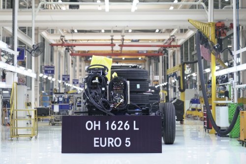 Produksi Cikarang, DCVMI Ekspor Perdana Sasis Mercedes 1626L Euro 5