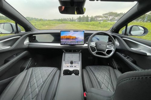 Jalan Indonesia dan Tantangan Mobil Listrik dengan Fitur Pintar