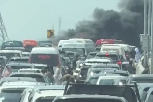 Viral Mobil Terbakar di Tol MBZ Diduga Mobil Listrik, Ini Faktanya