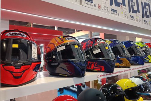 Tips Penting Ventilasi Helm Agar Tak Berembun Saat Hujan