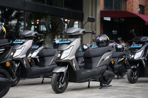 United Serahkan 30 Unit MX1200 Edisi Khusus Ojek Online